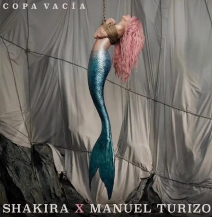 imagen promocional del sencillo de Shakira Copa vacía donde aparece vestida de sirena y amarrada 