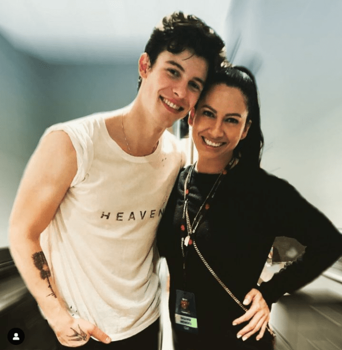 el cantante Shawn Mendes abrazados junto a su quiropráctica Jocelyne Miranda