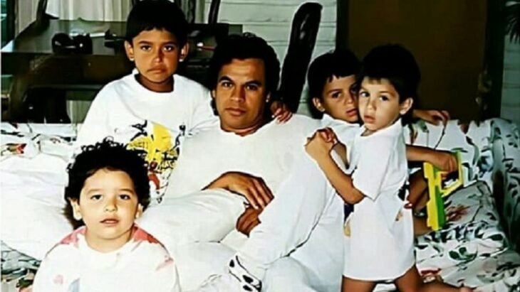 imagen de Juan Gabriel rodeado de sus cuatro hijos reconocidos cuando eran todavía pequeños