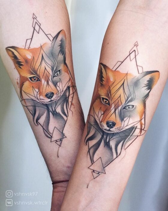 brazos de dos personas mostrando el diseño de tatuaje de un zorro 