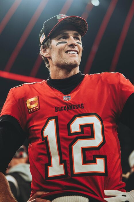 Fotografía de Tom Brady con su uniforme de Mariscal de campo de los Buccaneers Tampa Bay 