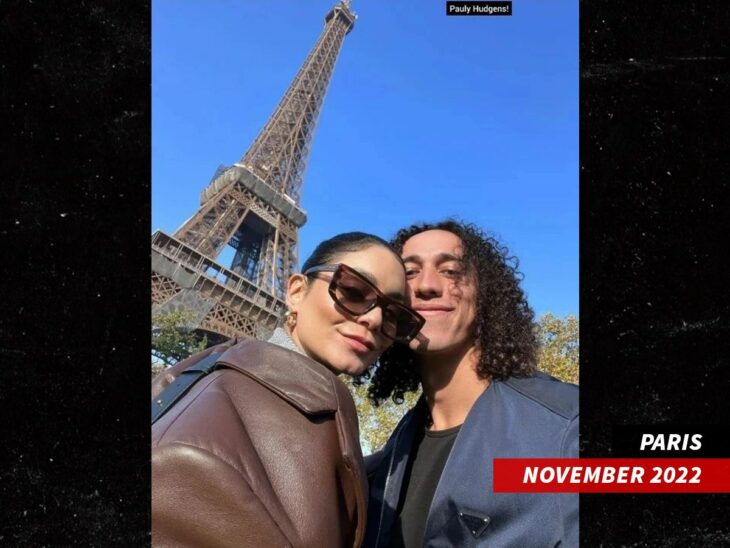 Vanessa Hudgens junto a su novio Cole Tucker posando frente a la torre Eiffel en París, Francia, en noviembre de 2022