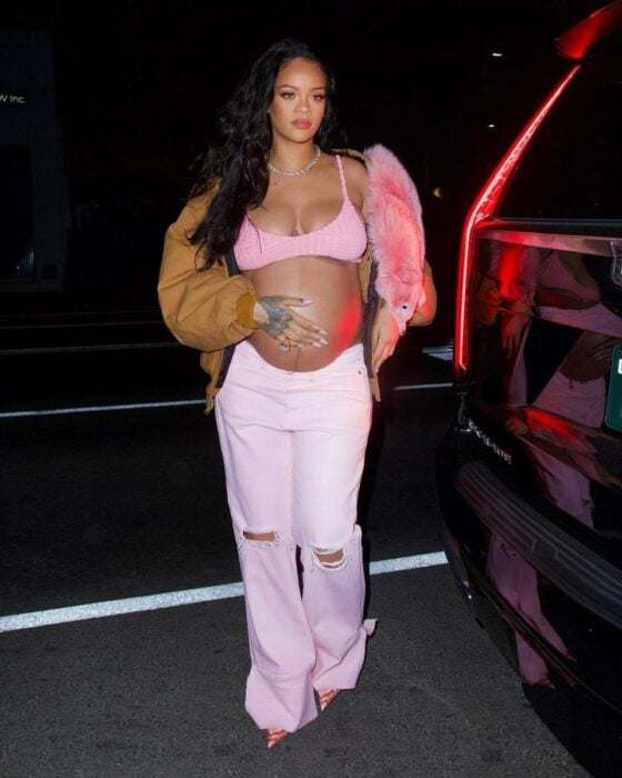 Rihanna posando con un atuendo en color rosa mostrando su pancita de embarazo 