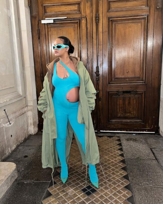 Rihanna posando con un atuendo color azul que usó durante la semana de la moda en París 2022
