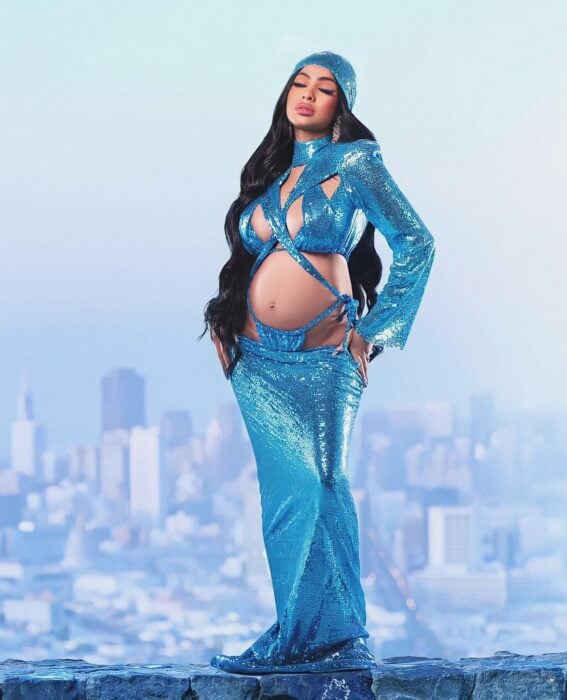 Yailin la más viral posando embarazada con un atuendo en color azul mostrando su barriga de embarazo 