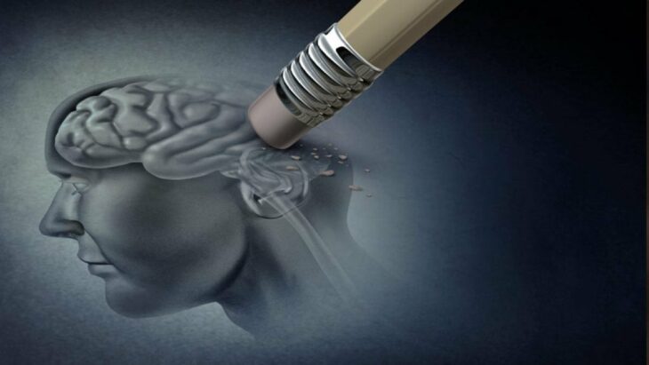 dibujo de un cerebro que están borrando con la goma de lápiz