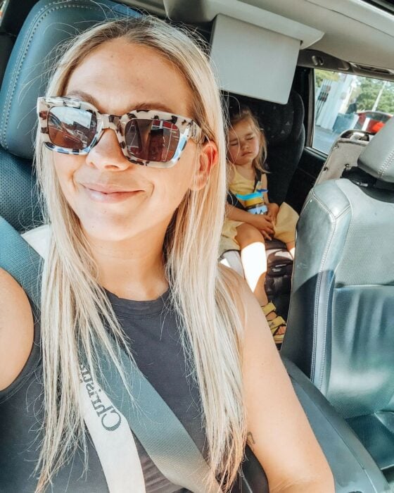Sarah Torresan en el coche con su pequeña hija
