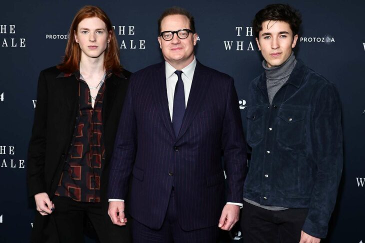 Brendan Fraser posando junto a sus hijos Holden y Lelan en la premier de The Whale