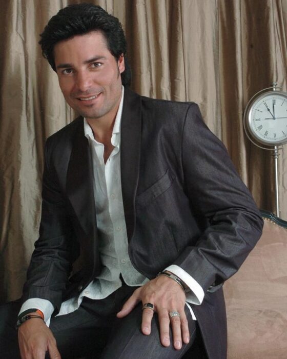 Chayanne de traje sentado 