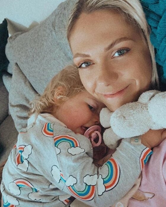 Sarah Torresan con su hija en brazos 