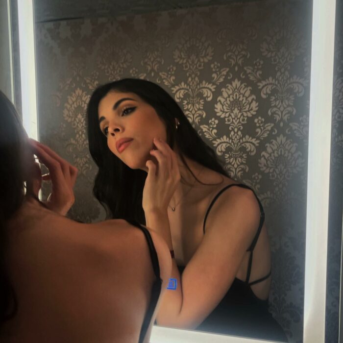 Daniela Arroyo frente al espejo con vestido negro