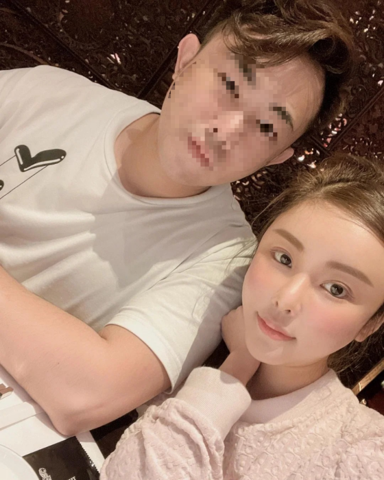 Selfie de Abby Choi junto a su esposo 