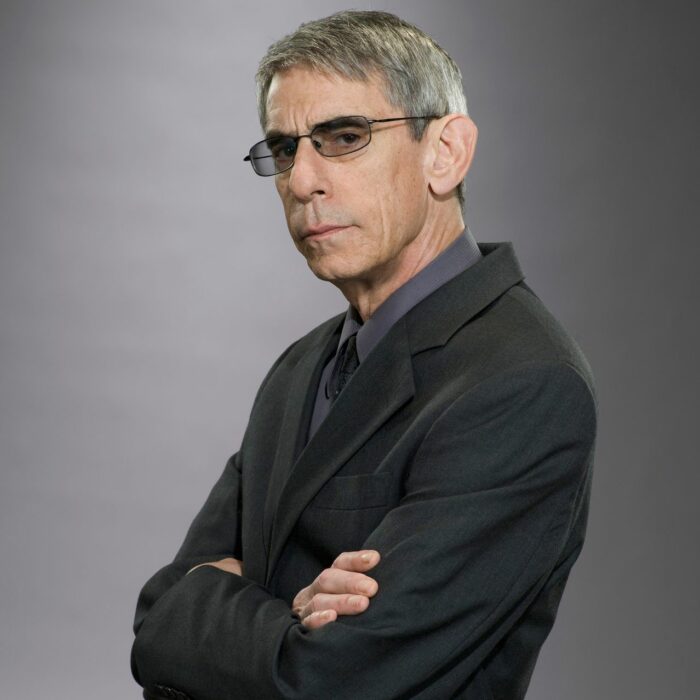 Richard Belzer posando con los brazos cruzados