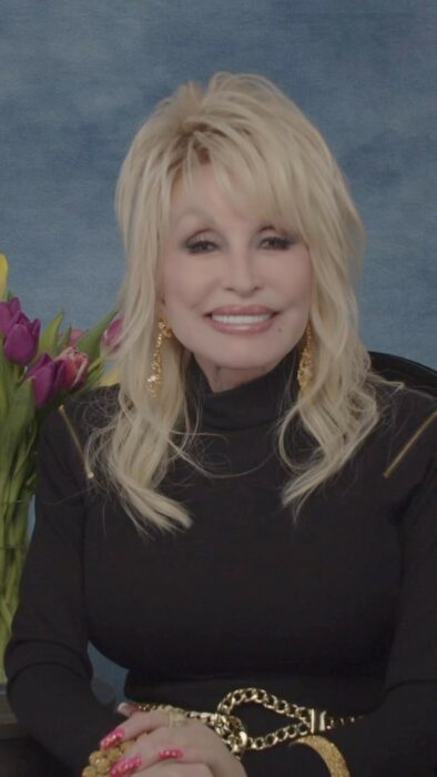 dolly parton con vestido negro 