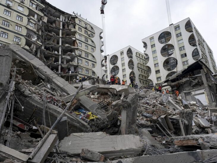 edificio derrumbado por terremoto en Turquia 