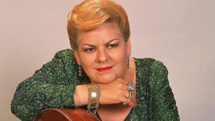 Paquita la del Barrio con vestido verde 