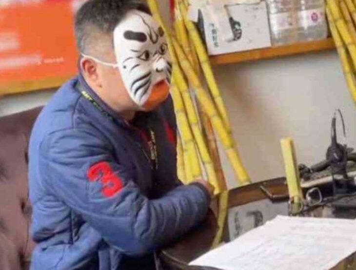 reclutador de empresa china con máscara 