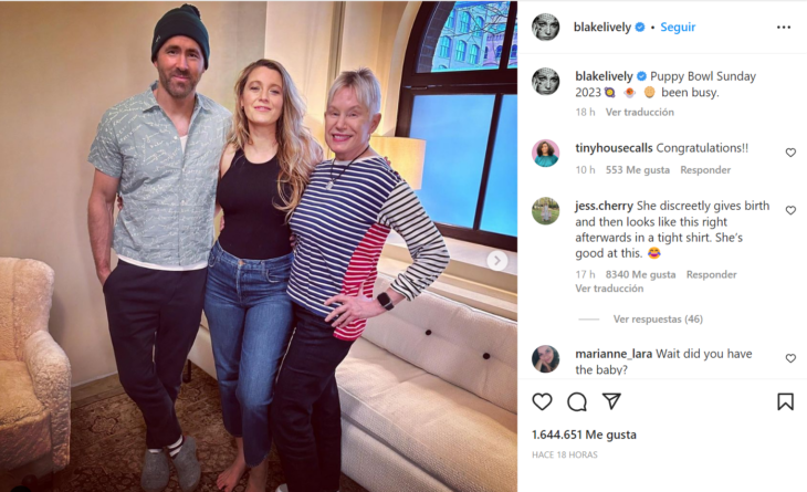 Post en de Instagram de Blake Lively posando junto a Ryan Reynolds y su suegra Tammy anunciando su embarazo