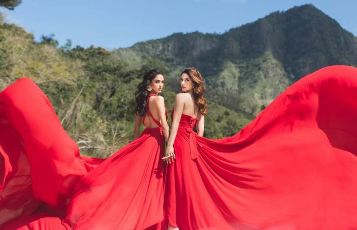 Fabiola y Mariana modelando vestidos rojos