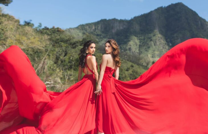 Fabiola y Mariana modelando vestidos rojos