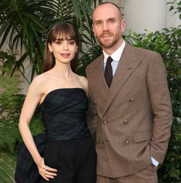 Lily Collins posando junto a su esposo Charlie