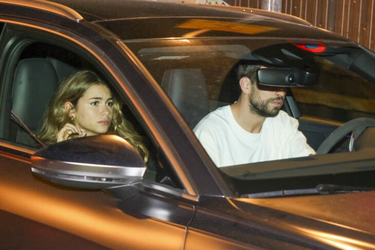 Gerard Piqué y Clara Chía Martí en su auto captados por paparazis 