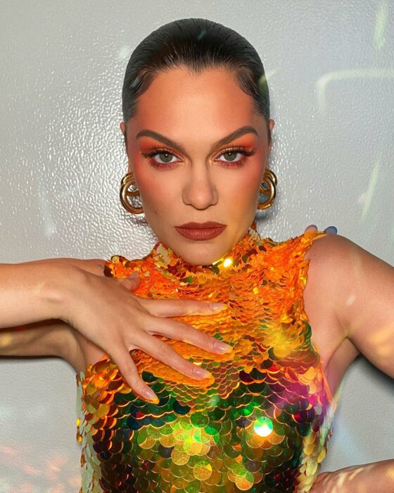 jessie j con vestido dorado con escamas 