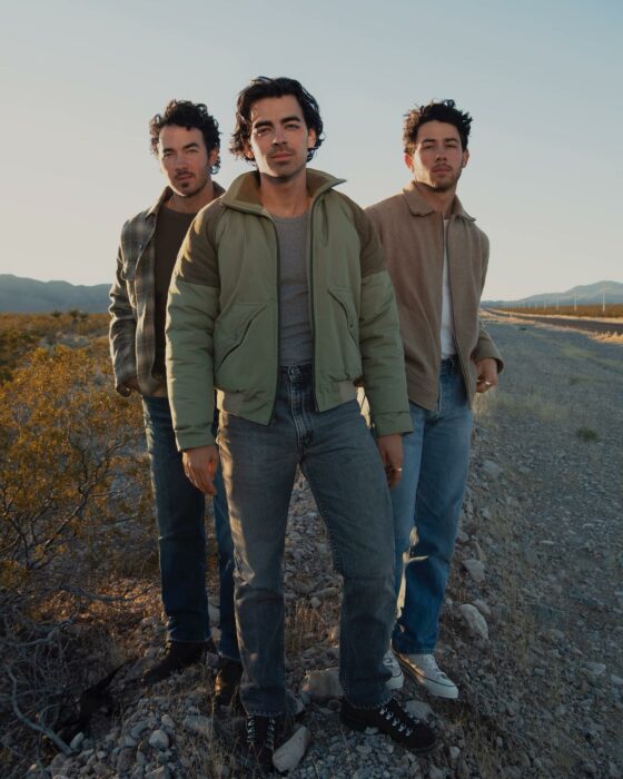 jonas brothers en una carretera