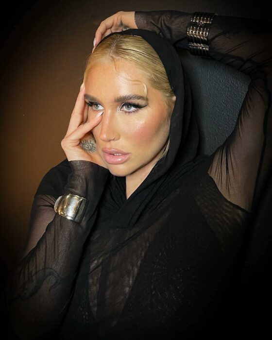 kesha con vestido negro 