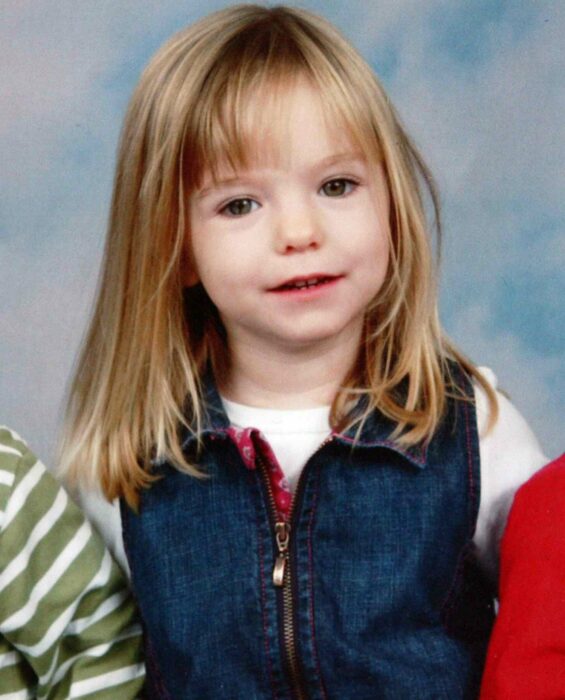 Madeleine McCann con chamarra azul con fondo azul 