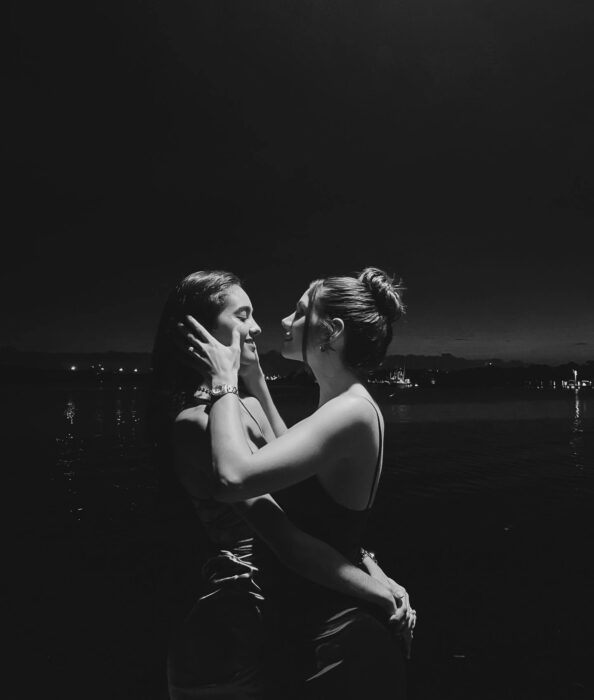 Fabiola y Mariana abrazadas en blanco y negro