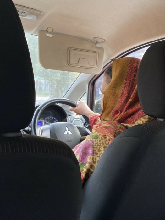 Mujer de Pakistán manejando uber