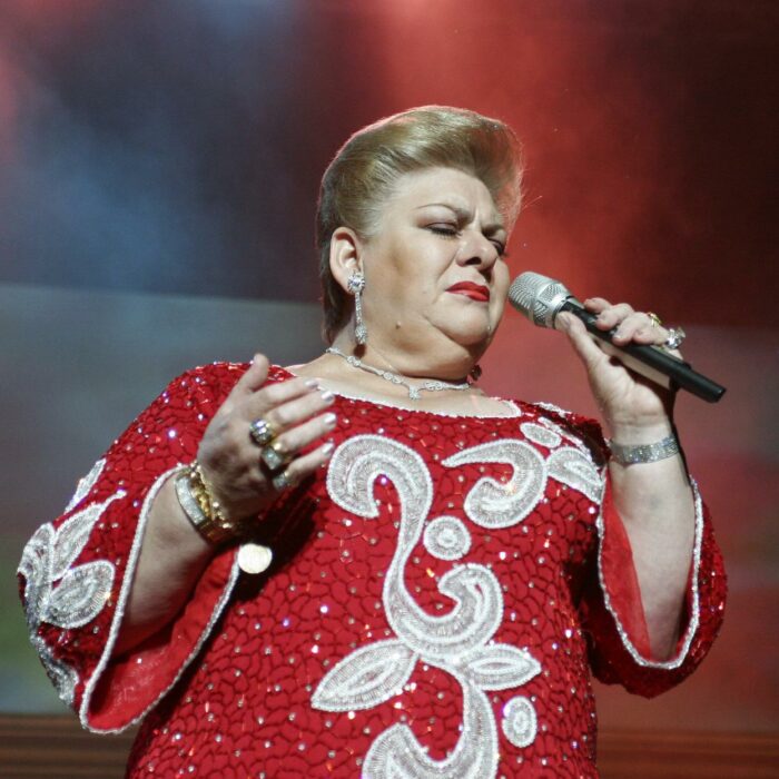 paquita la del barrio cantando con vestido rojo