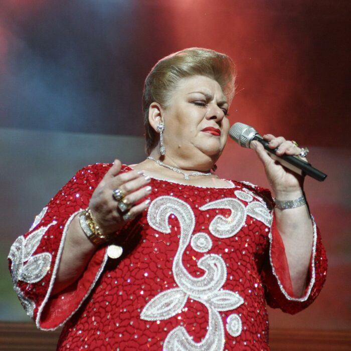 paquita la del barrio cantando con vestido rojo