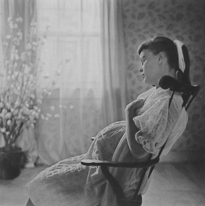 mujer joven embarazada en 1950