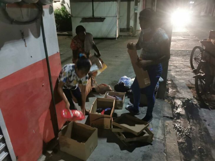 la señora paulina y sus nietas recolectando basura