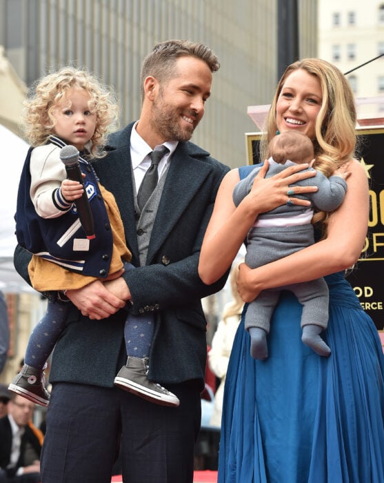 Blake Lively posando junto a Ryan Reynolds y dos de sus hijas en brazos de cada uno