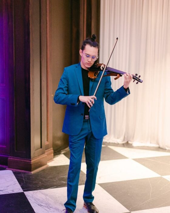 violinista Sebastián tocando en ceremonia