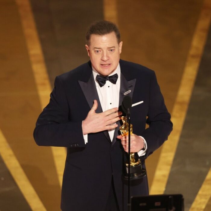 Brenda Fraser cargando su Óscar a Mejor actor durante su discurso