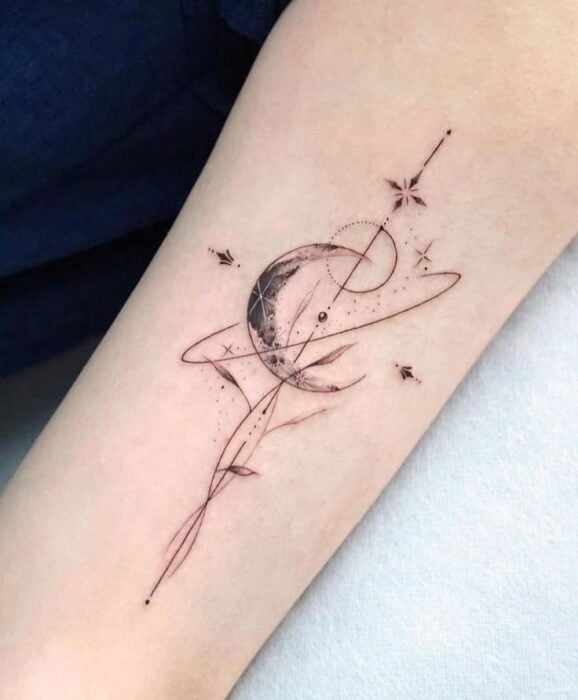 un tatouage avec le dessin d'une lune sur une partie de la peau d'une personne 