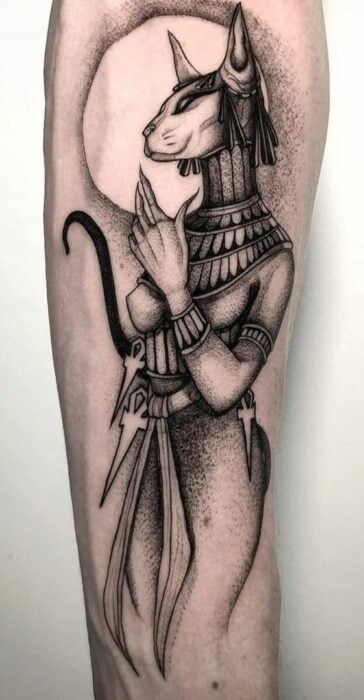 fotografía de una persona con un tatuaje con el diseño de la diosa egipcia Bastet 