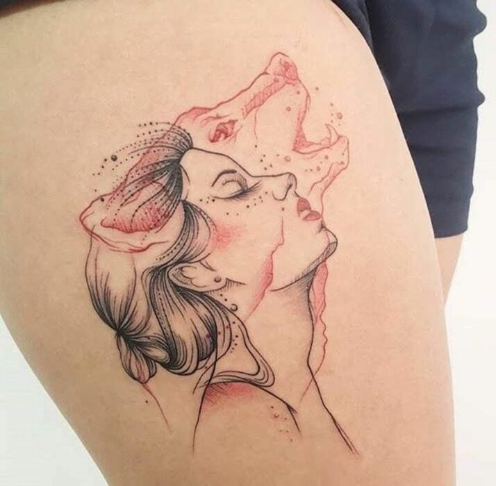 tatuaje de una mujer con silueta de lobo saliendo de su cuerpo 