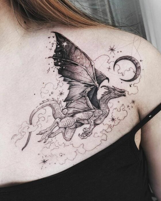 imagen del tatuaje de una mujer con diseño de tatuaje siguiendo una luna 