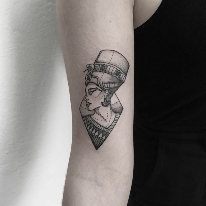 Tatuaje con el diseño de la cabeza de la reina del antiguo egipto Nefertiti 