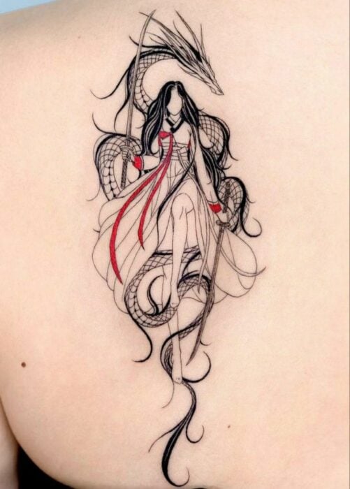 imagen con la piel con un diseño de tatuaje de una mujer con un dragón detrás 