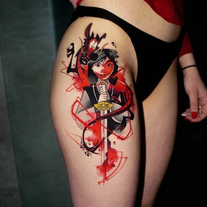 Tatuaje con el diseño de Mulan en la pierna de una chica 
