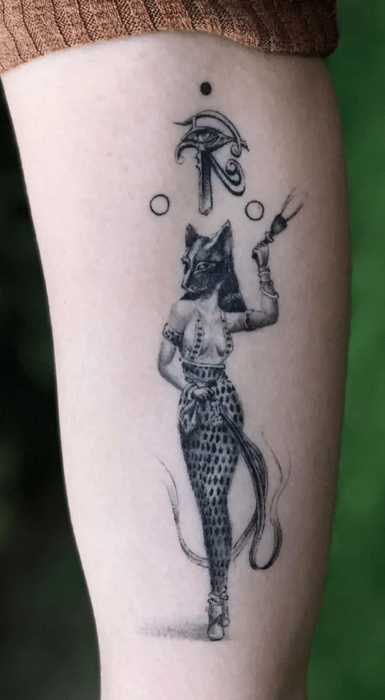 Tatuaje de la Diosa Bastet con algunos símbolos egipcios 