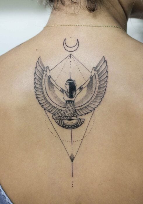 espalda de una persona mostrando el diseño de un tatuaje de la Diosa Isis 