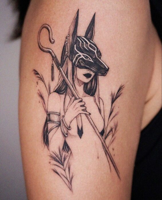 piel de una persona mostrando un diseño de tatuaje de Anubis, el dios de los muertos y las almas perdidas 