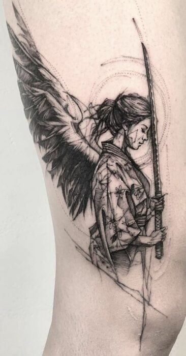 tatuaje de una guerrera con alas y usando una espada japonesa conocida como katana 